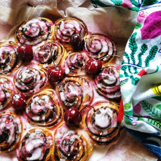 Rotolini con cioccolato e glassa a non finire Una girellahellip