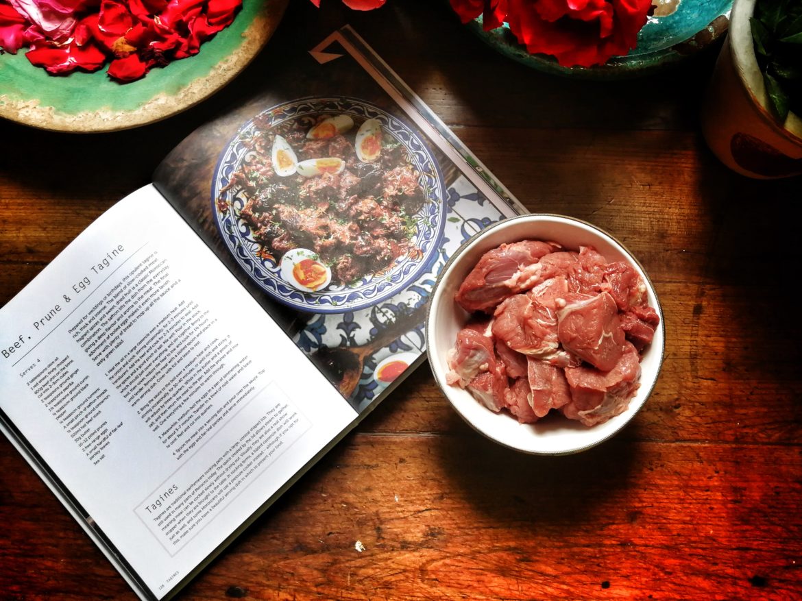 Tajine di manzo, prugne e uova