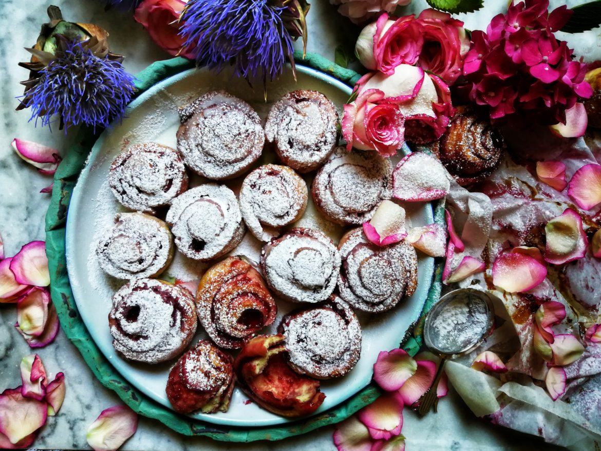 Girelle con marmellata ai frutti di bosco