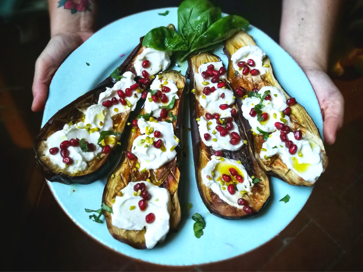 Progetto senza titolo (4) Melanzane grigliate à pois (con labaneh e melagrana)