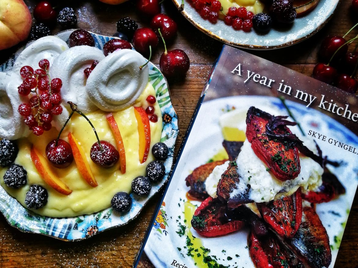 Crema molto english con meringa e frutta d’estate