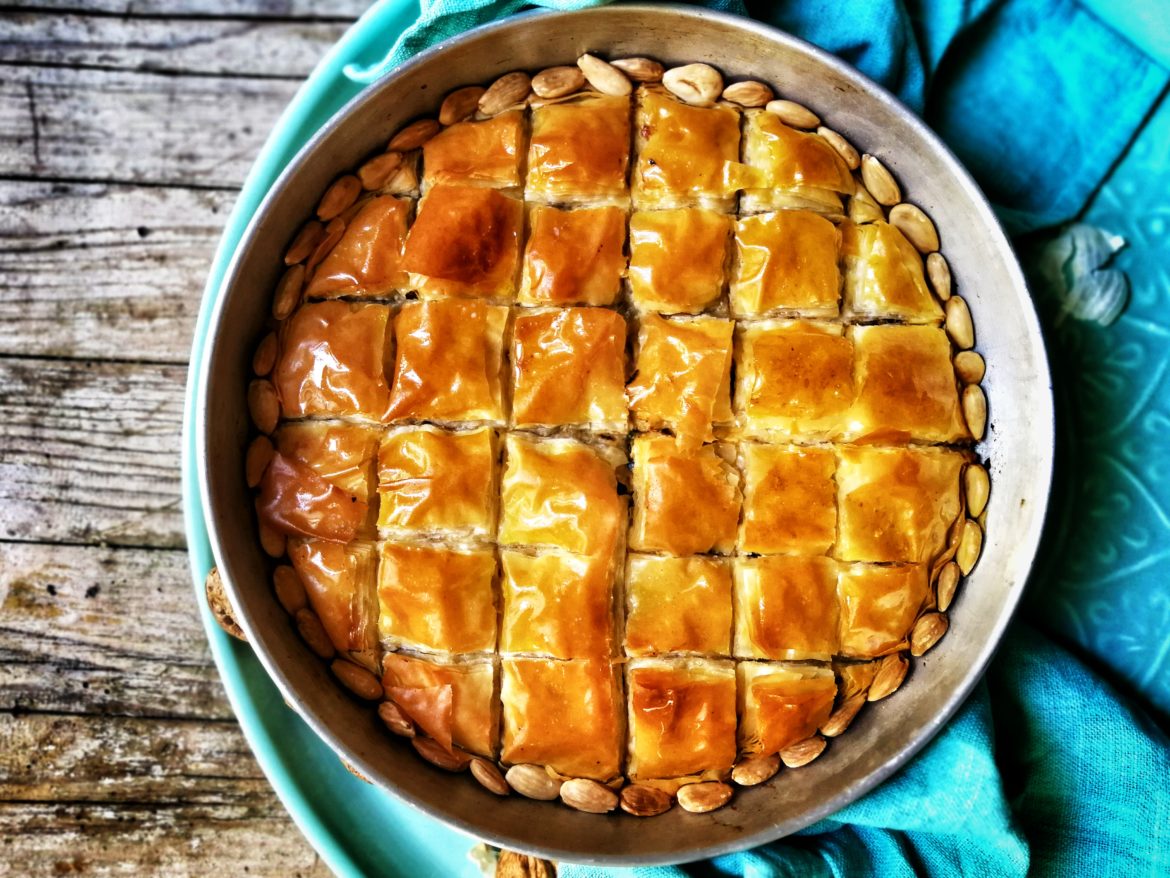 Baklava salato e goloso con noci, feta, pomodori e profumini estivi