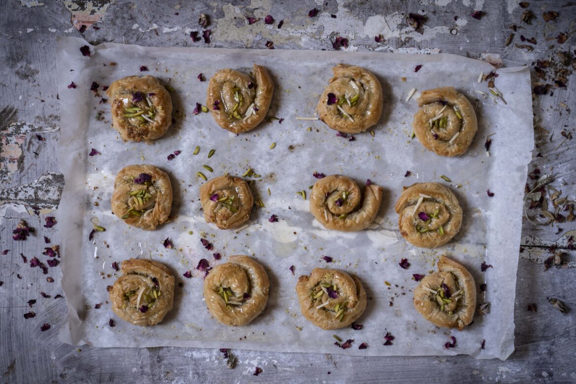 Mhencha, serpentelli ripieni di mandorle